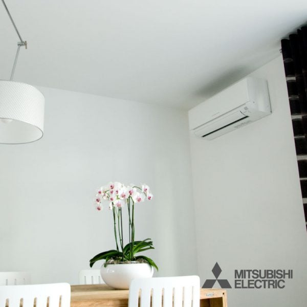 Woning met Mitsubishi airconditioning wand-unit aan de muur